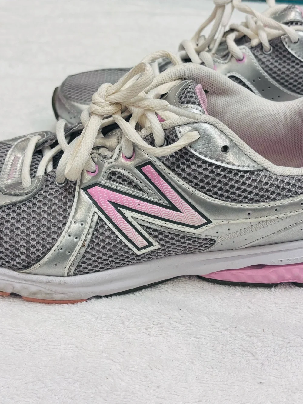 Almost Brand New Women’s New Balance Sneakers - Size 9.5 US / 41 EU - Box 17A